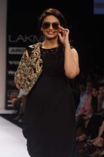 Model walk the ramp for Atithi Gupta show at Lakme Fashion Week 2012 Day 5 in Grand Hyatt on 7th Aug 2012 (56).JPG